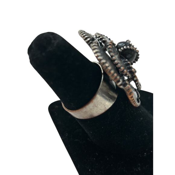 Size 7 Statement Ring Black Flower Goldtone Trim Silvertone Band - Picture 3 of 7